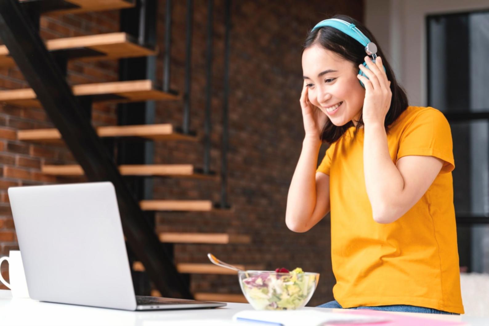 Familie plant gemeinsam Budget am Küchentisch