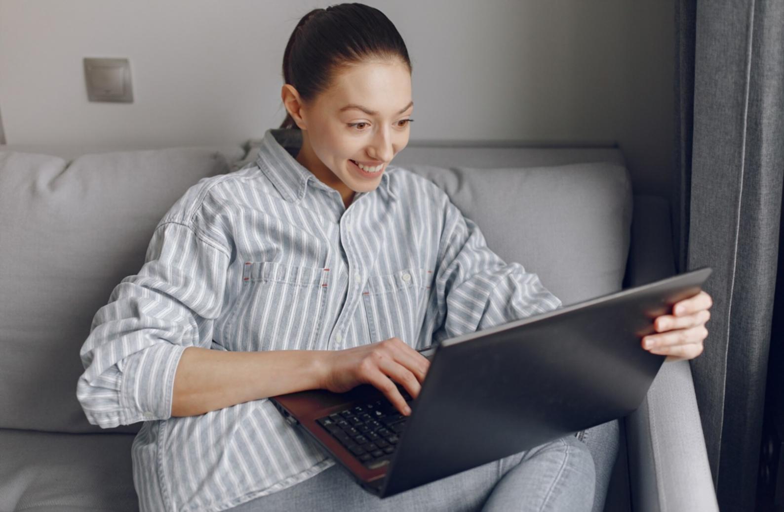 Familie plant gemeinsam Budget am Küchentisch
